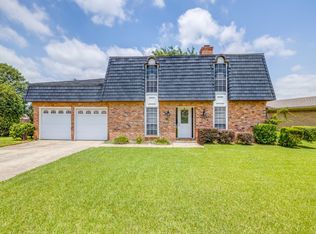 828 Overhill Ct, Hurst, TX 76053