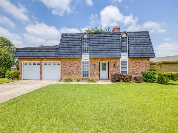 828 Overhill Ct, Hurst, TX 76053