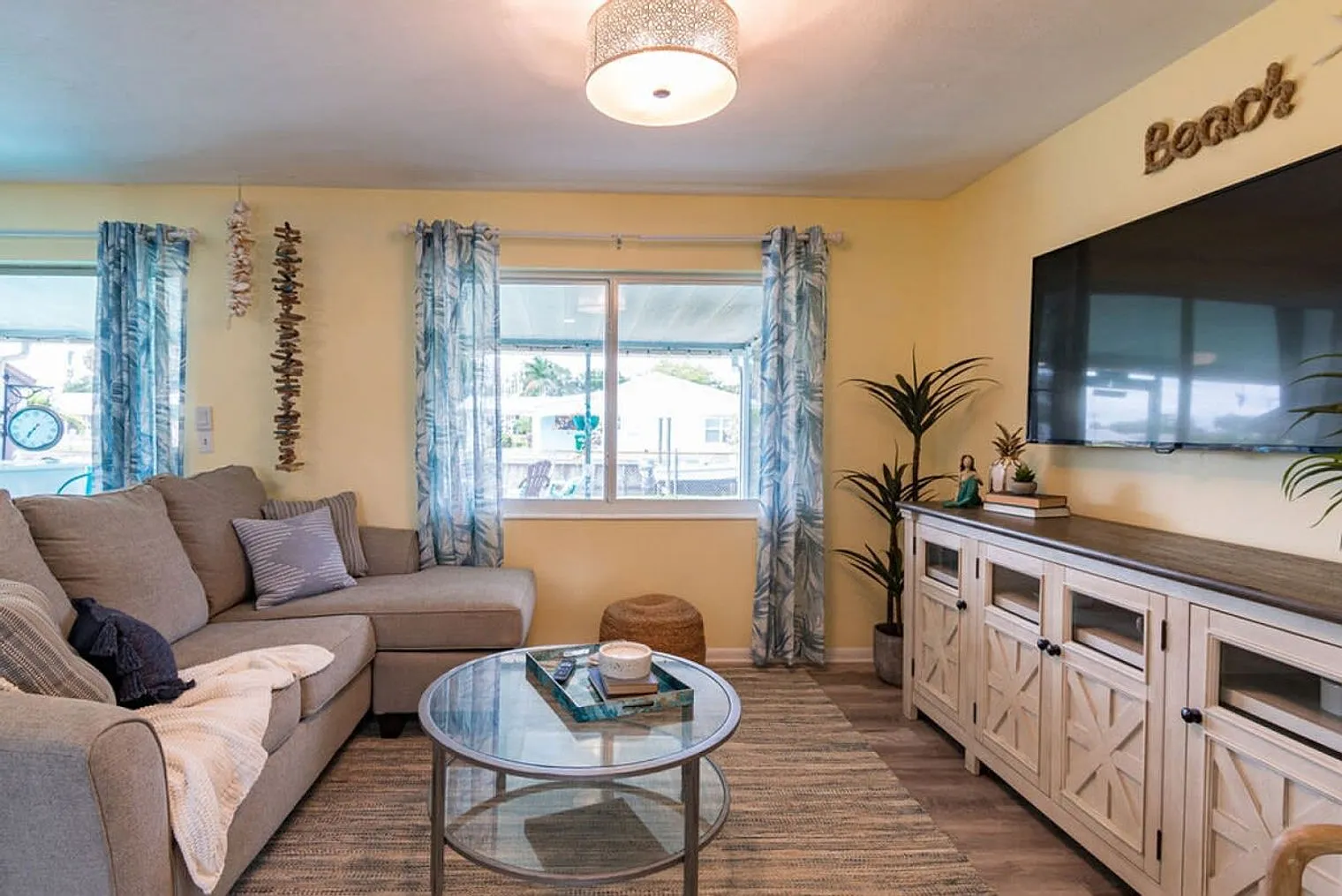 3 bed, 2.0 bath, 1184 sqft, $4,005 — Photo 1