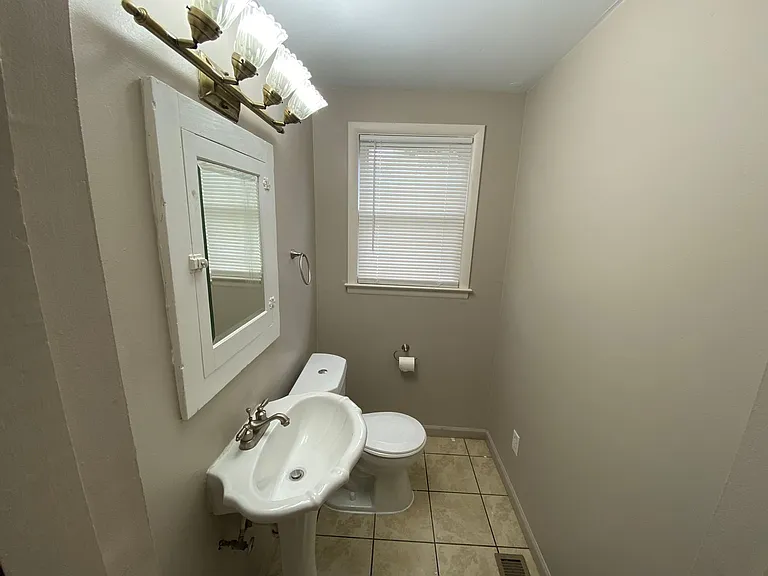 2329 Indianola Ave — Photo 9