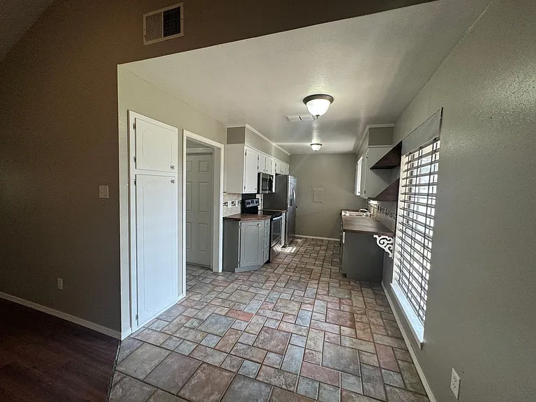 2224 Kirby Smith Dr — Photo 3