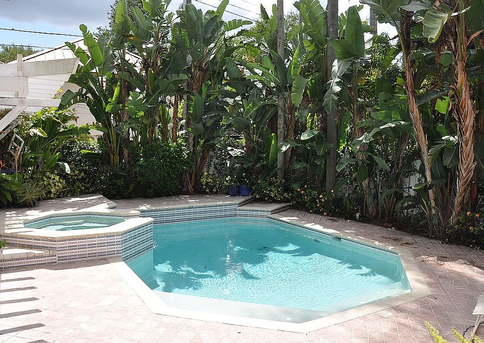 Pool w/jacuzzi