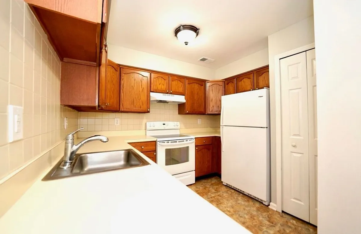 Building Photo - 5630 Ringwood Dr #F