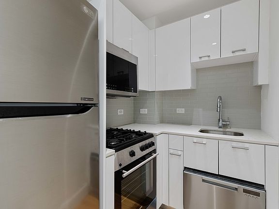 3rd image of 230 E 44th St Penthouse B1