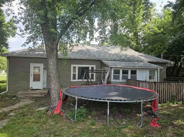 118 N Chestnut St, Douglass, KS 67039