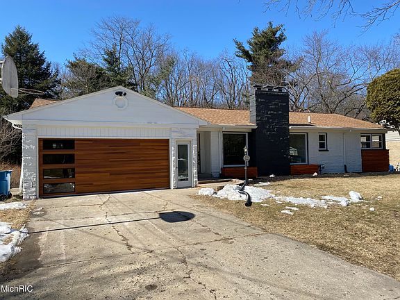 2nd image of 4322 Sunset Dr