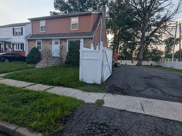 1029 E Blancke St — Photo 1