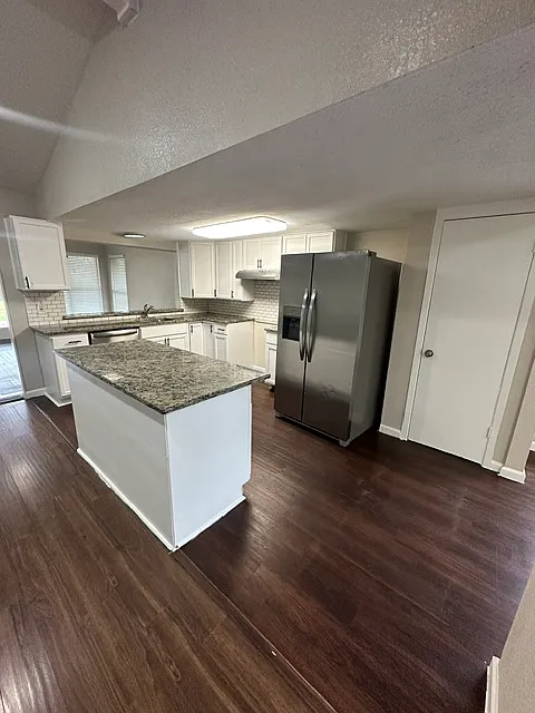4 bed, 2012 sqft, $3,200 — Photo 3