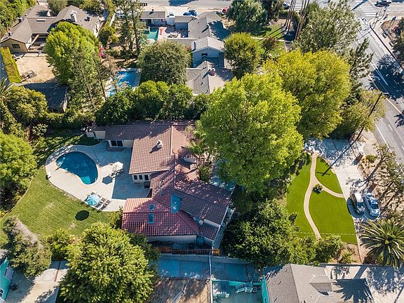 4th image of 6054 Winnetka Ave