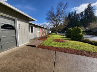 916 S R St, Cottage Grove, OR 97424