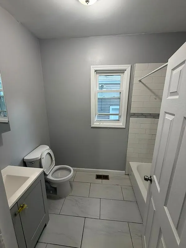 3 bed, 2.0 bath, 1306 sqft, $2,700 — Photo 4