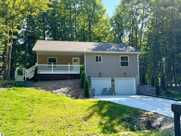 1136 Birmley Estates Dr, Traverse City, MI 49696