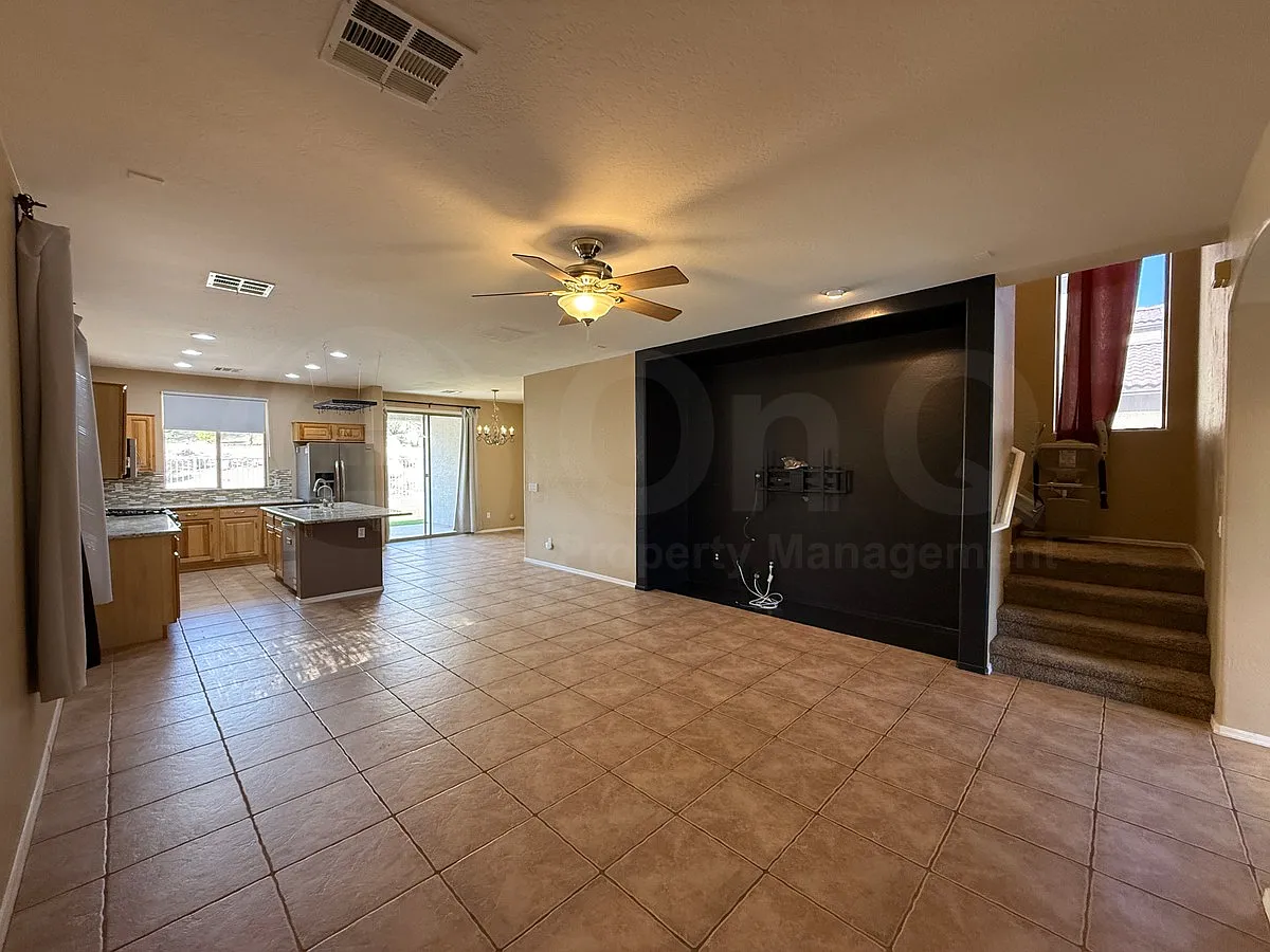 4 bed, 3.5 bath, 2483 sqft, $2,499 — Photo 4