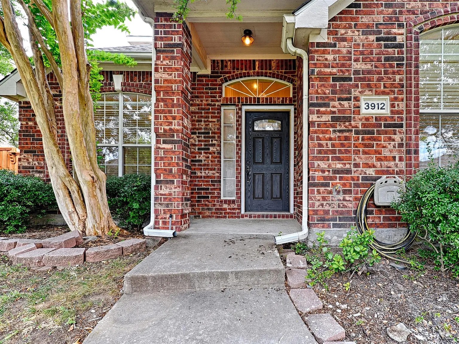 4 bed, 2314 sqft, $2,400 — Photo 2
