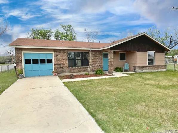 112 W Dilley Ave, Devine, TX 78016