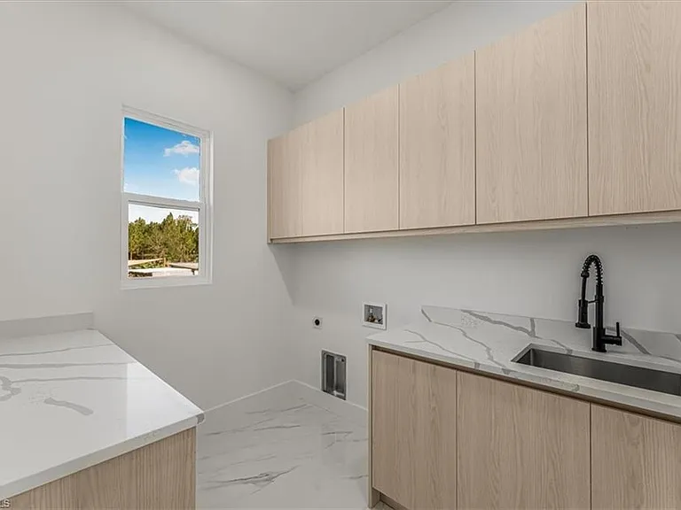2941 37th Ave NE — Photo 38