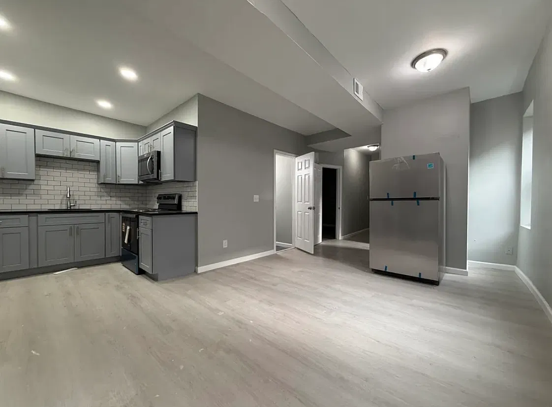 3 bed, $1,900 — Photo 1