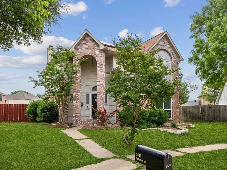2128 Regency Dr — Photo 2