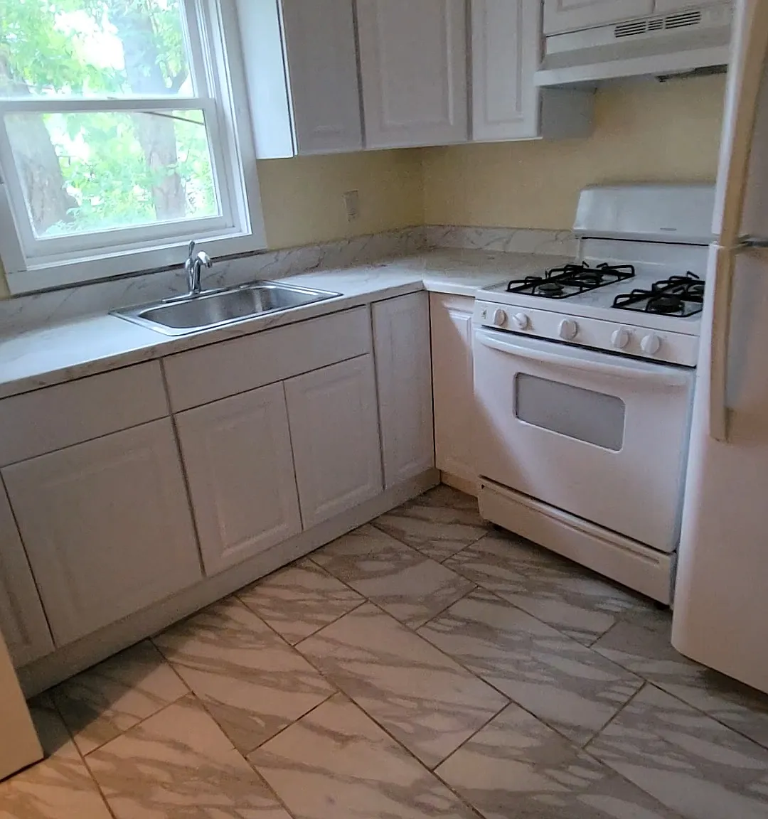 3 bed, 1.5 bath, 1000 sqft, $2,000 — Photo 2