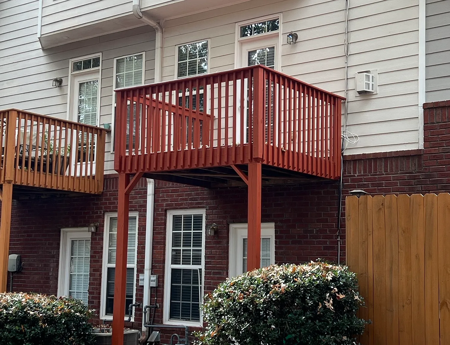Large Gated 2BR/2.5 Three Level TH — Photo 2