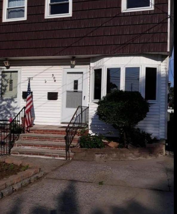 1st image of 304 Sanilac St