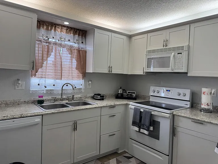1310 NE 14th Ct #K19 — Photo 7