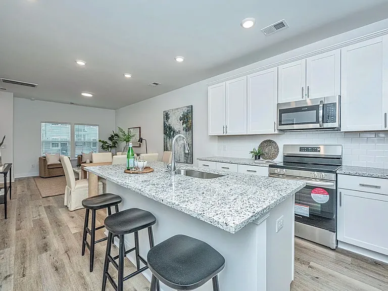 102 Twin Rivers Dr — Photo 13