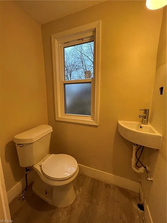 5 bed, 2.5 bath, 2200 sqft, $2,500 — Photo 2