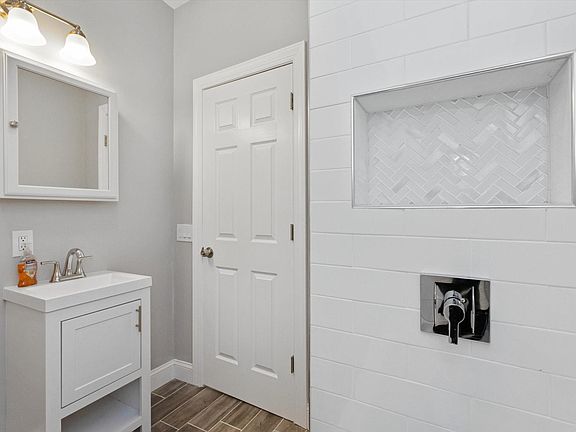 5th image of 2-12 Willowdale Ave APT 2