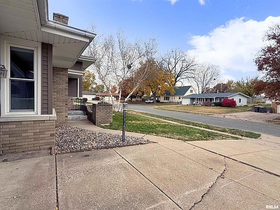 3rd image of 210 Hilltop Ct