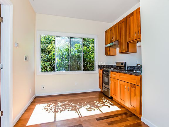3rd image of 1661 Oak St #Penthouse