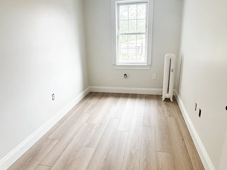 23-20 21st St #2 — Photo 9