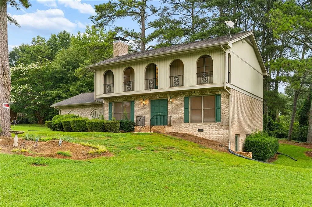 4 bed, 3.0 bath, 2172 sqft, $2,400 — Photo 1