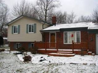 2916 Potter Rd, Wixom, MI 48393