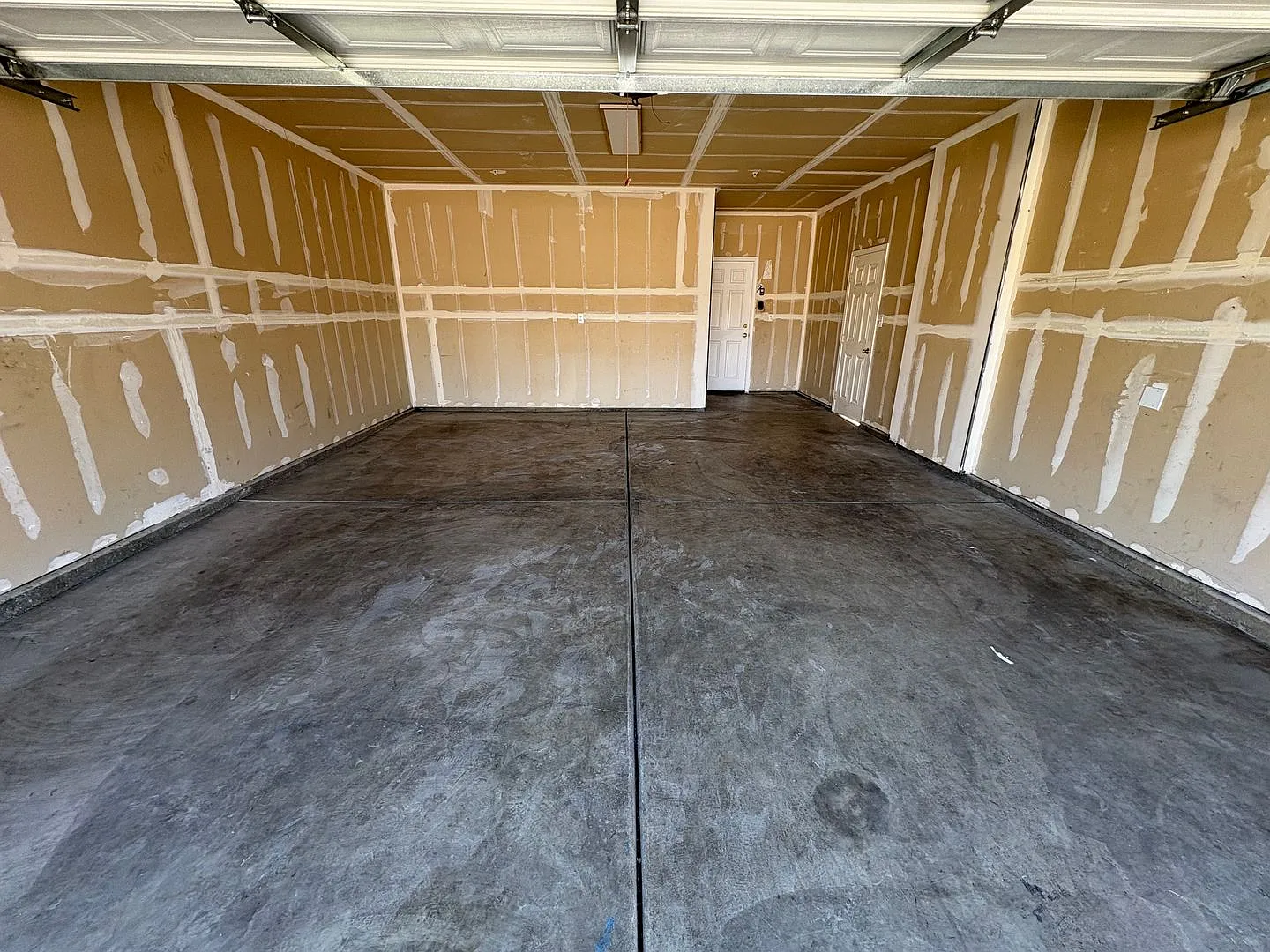 Spacious 4 Bedroom House! View it Now! — Photo 2