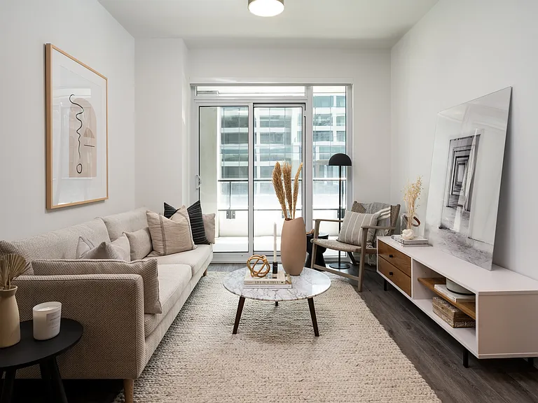 425 Wellington St W — Photo 39