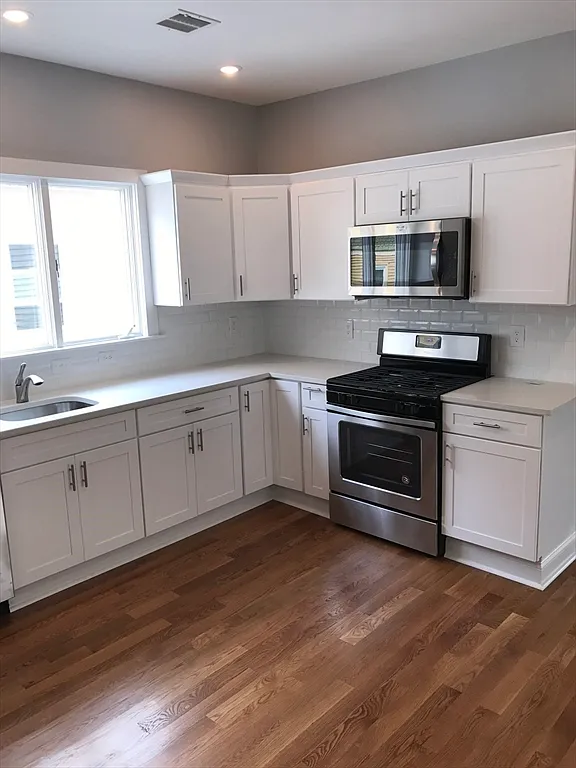 3 bed, 2.0 bath, 1900 sqft, $4,200 — Photo 2