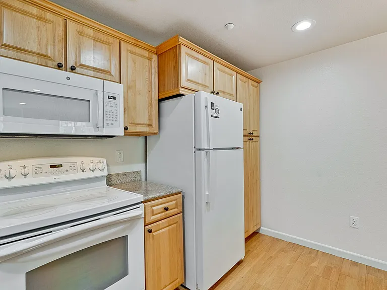 Encinal Place Apartments — Photo 19