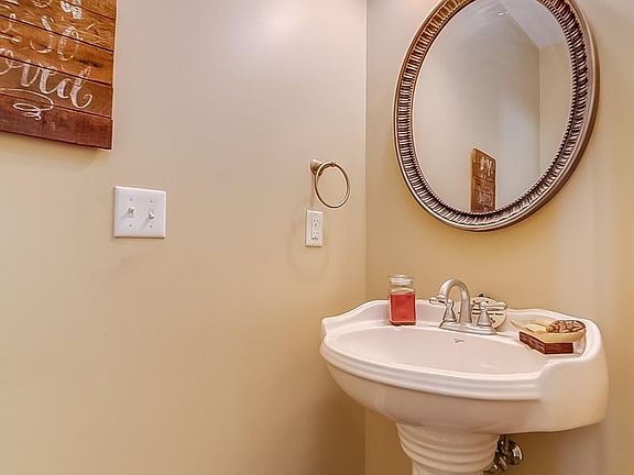 5th image of 220 Emilie Ln