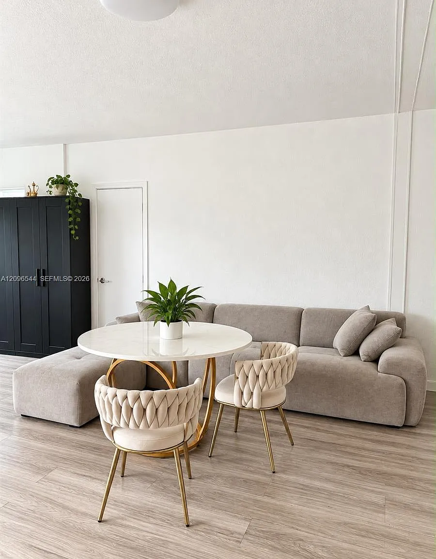 Victoria Condo — Photo 2