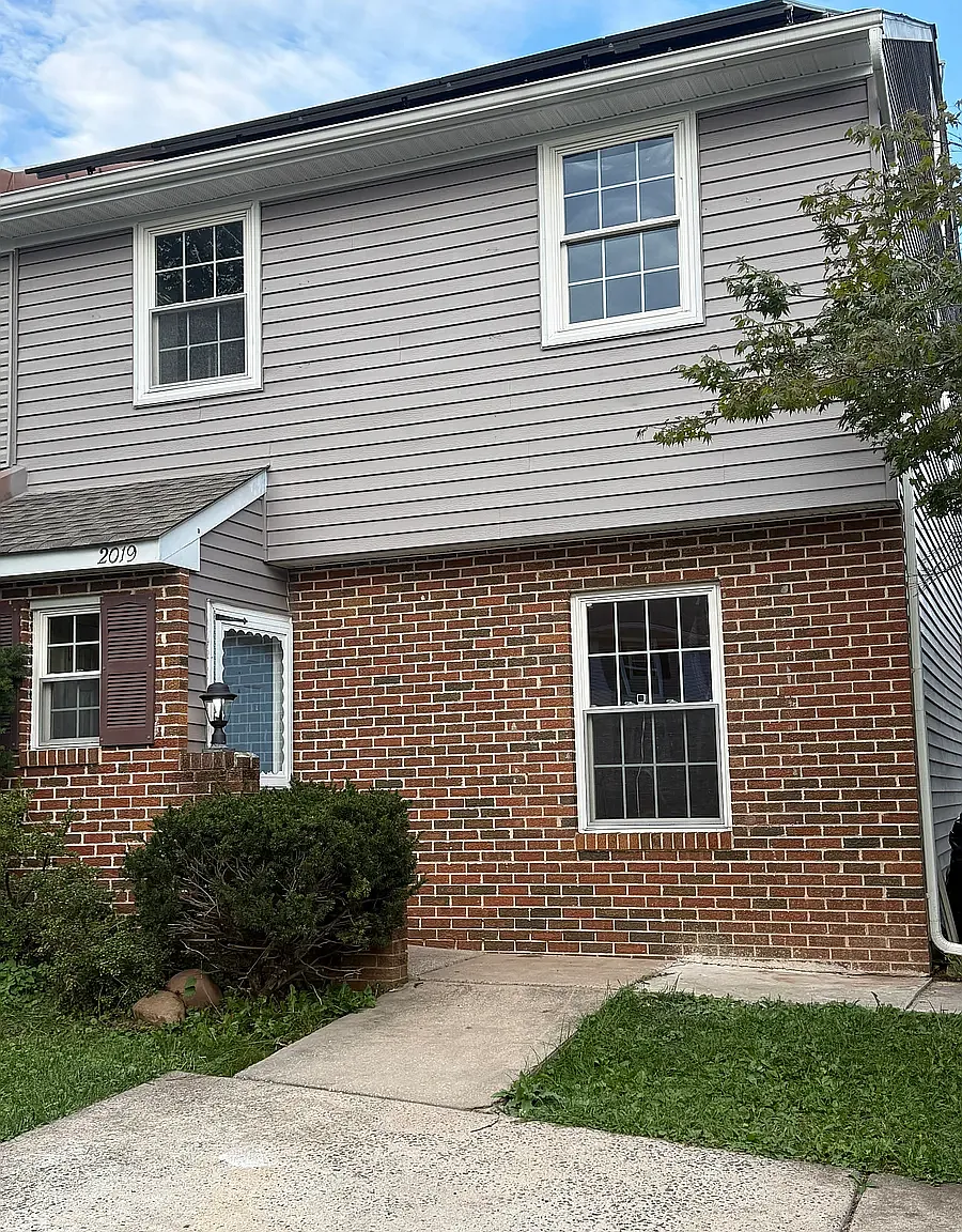 5 bed, 3.5 bath, 2324 sqft, $3,100 — Photo 2