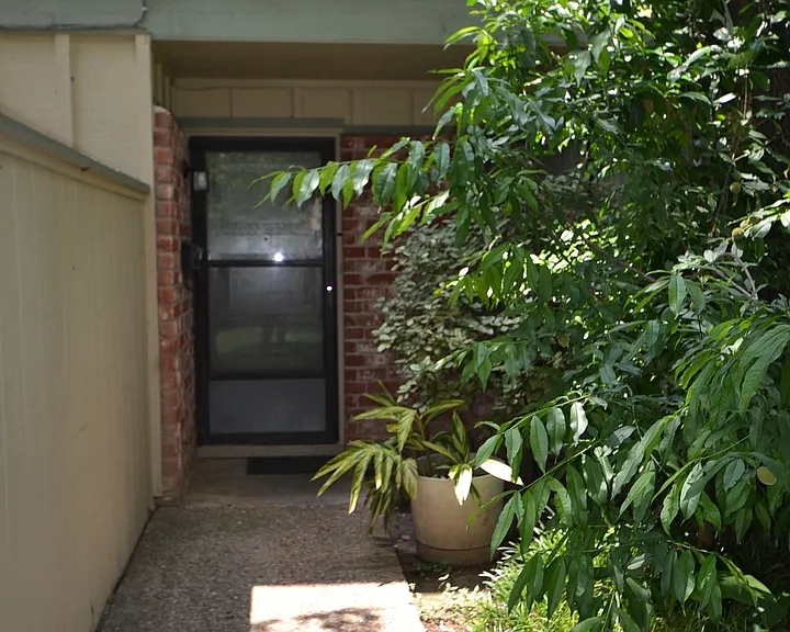 900 W Village Ln — Photo 1