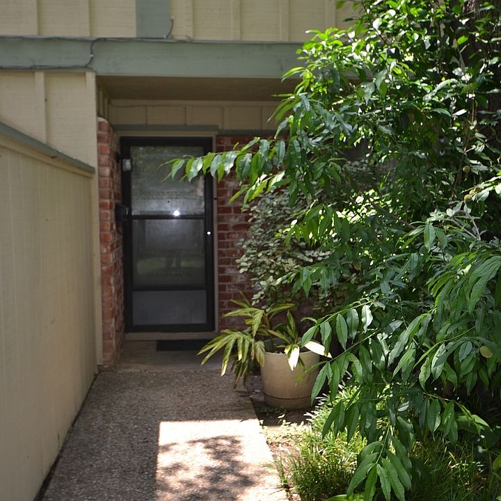 1st image of 900 W Village Ln