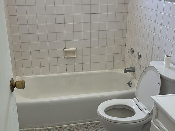 3rd image of 615 W Prairie Ave APT 6