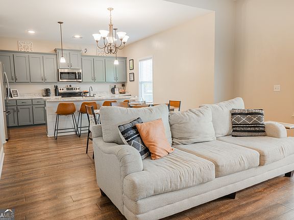 5th image of 405 Pivot Point