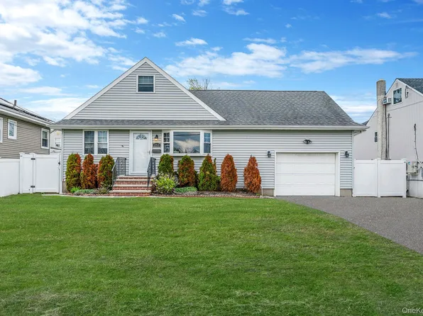 253 E Riviera Drive, Lindenhurst, NY 11757
