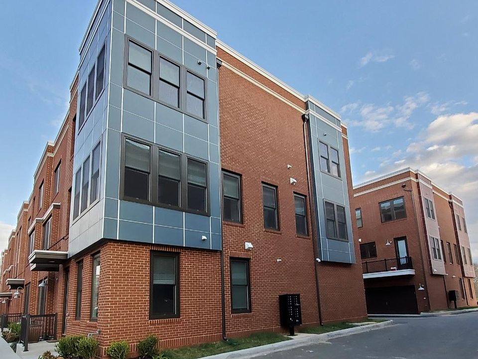 Side of the house with 15 Windows
