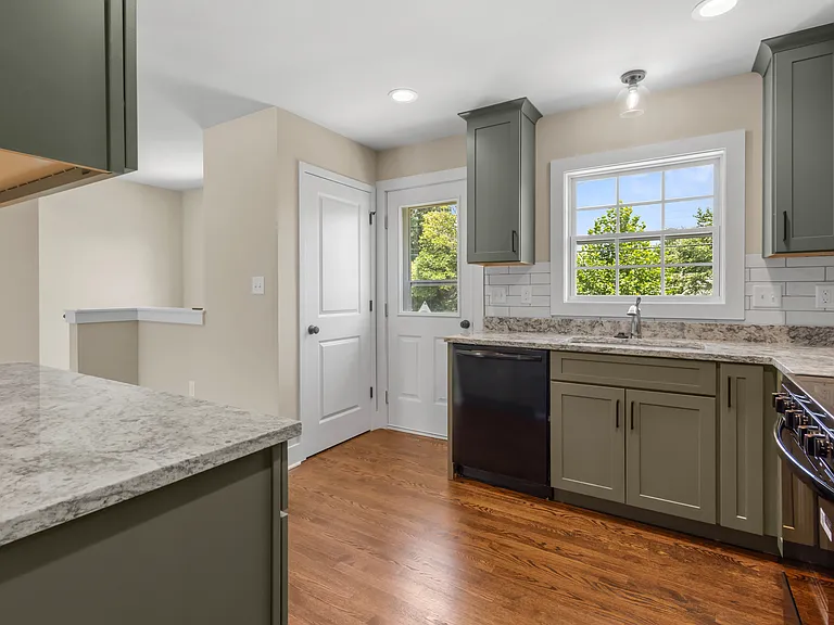 2628 Linden Pl — Photo 9