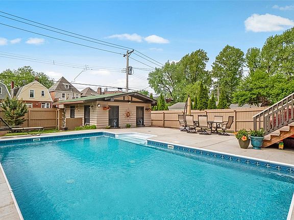4th image of 4008 Flora Pl