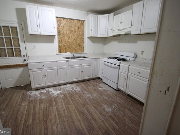 4th image of 4922 Knorr St